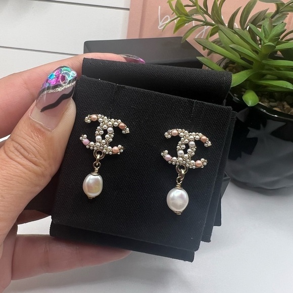 CHANEL Pink Pearl Crystal CC Dangle Earrings - Picture 7 of 9